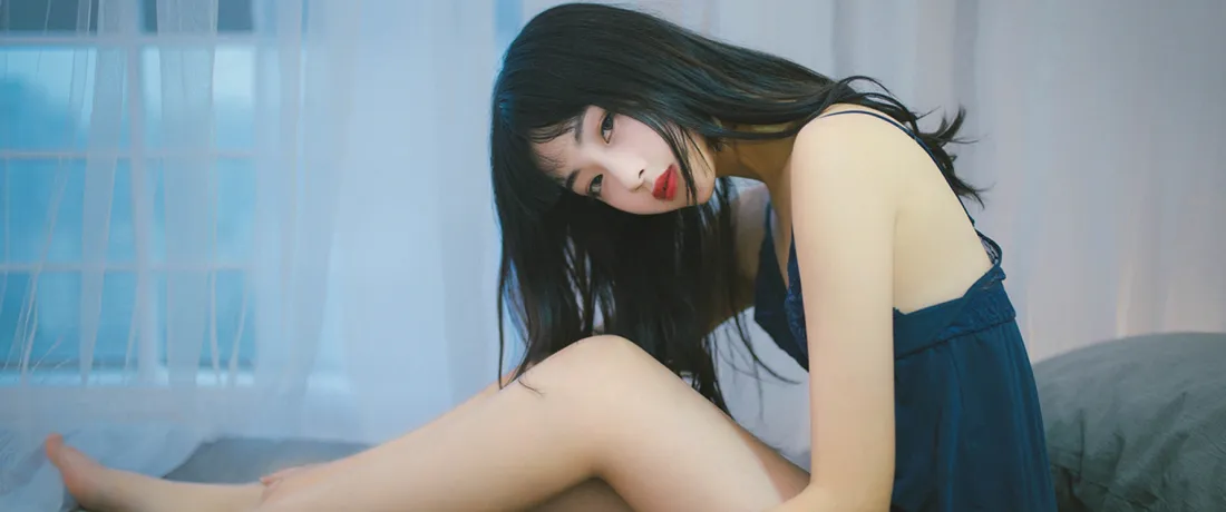 3k长发美女壁纸｜蓝色居家背景图片 - 清冷氛围感写真「哲风壁纸」