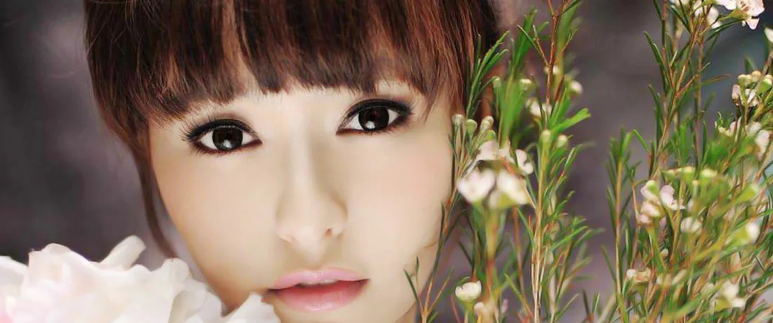 3kBJD娃娃壁纸｜绿植白花背景图片 - 精致仿真人偶「哲风壁纸」