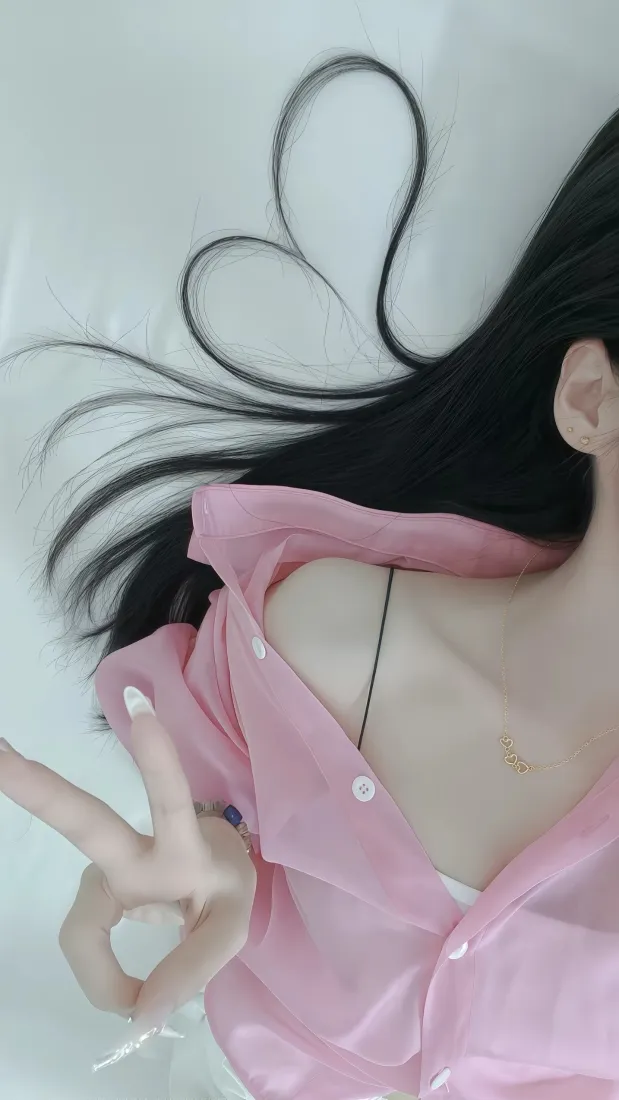 爱心发型女生手机壁纸｜粉色露肩穿搭背景图片 - 氛围感甜妹「哲风壁纸」