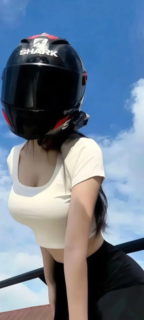 头盔美女手机壁纸｜蓝天户外背景图片 - 性感时尚写真「哲风壁纸」