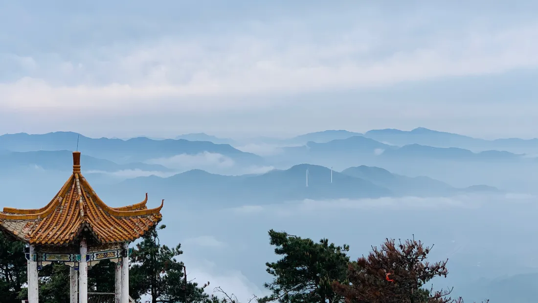 4k山顶古亭壁纸｜云海群山背景图片 - 远眺自然风光「哲风壁纸」
