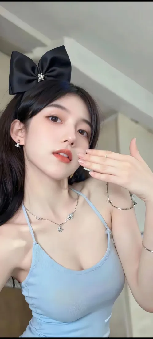 性感美女手机壁纸｜蓝色吊带背景图片 - 黑蝴蝶结自拍「哲风壁纸」