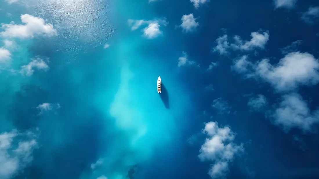 3k碧海游艇壁纸｜海洋风光背景图片 - 航拍视角「哲风壁纸」