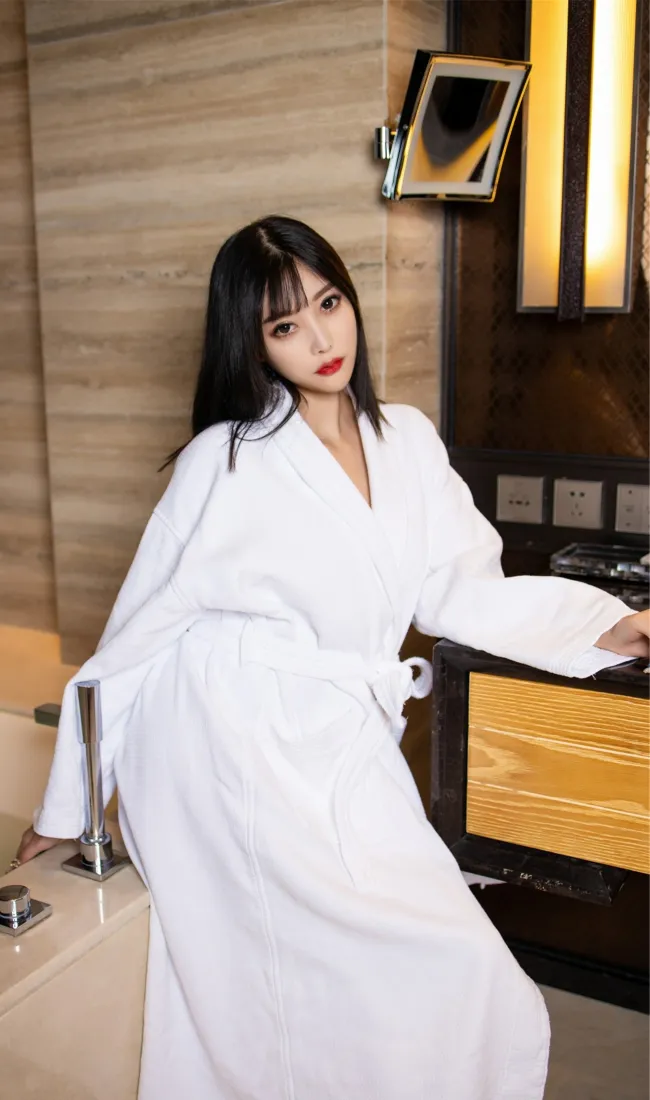 杨晨晨手机壁纸｜白色浴袍背景图片 - 性感居家写真「哲风壁纸」