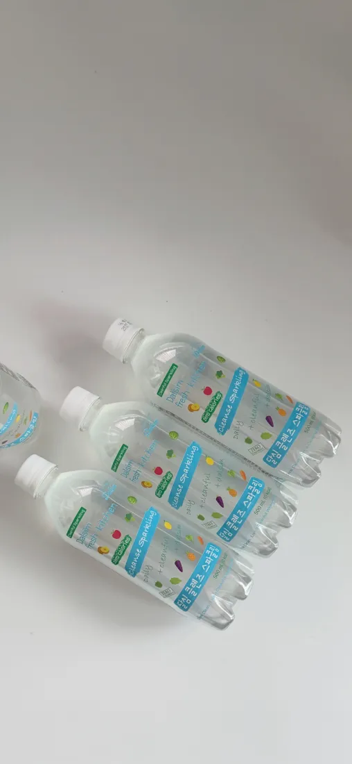 水瓶手机壁纸｜浅灰背景图片 - 清新治愈简约小物「哲风壁纸」