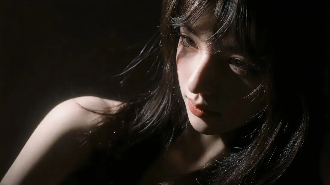 4k清冷氛围感美女壁纸｜暗调光影背景图片 - 气质人像「哲风壁纸」