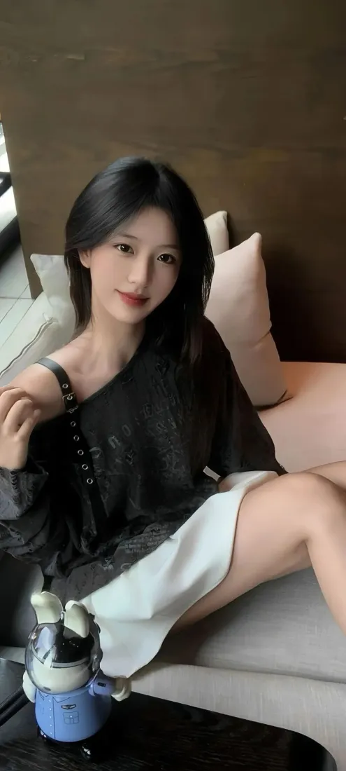 精致美女手机壁纸｜居家沙发背景图片 - 气质时尚人像「哲风壁纸」