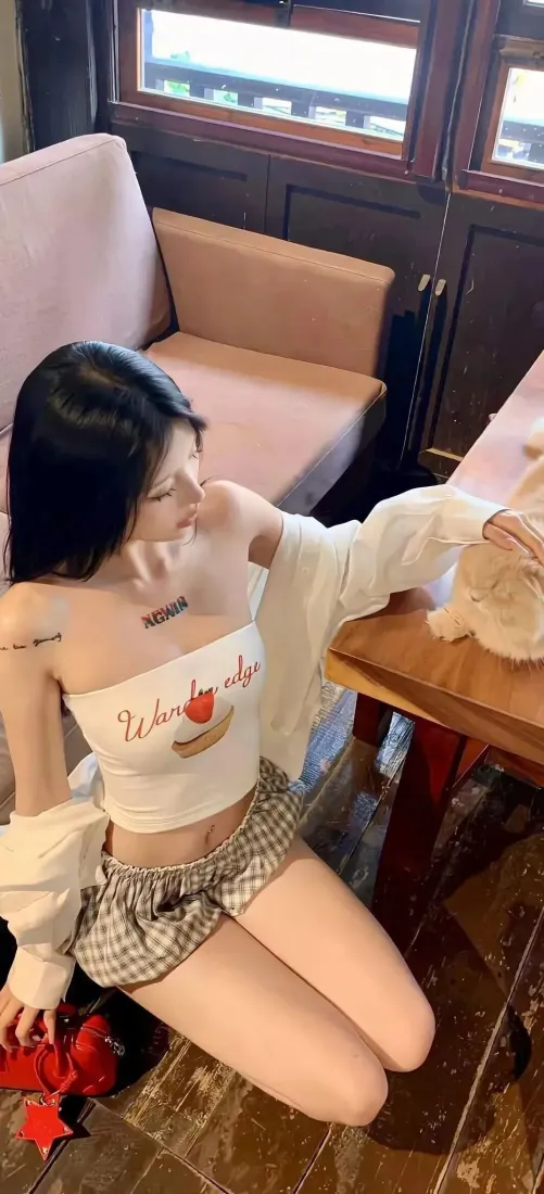 气质美女手机壁纸｜室内休闲背景图片 - 纯欲风时尚穿搭「哲风壁纸」