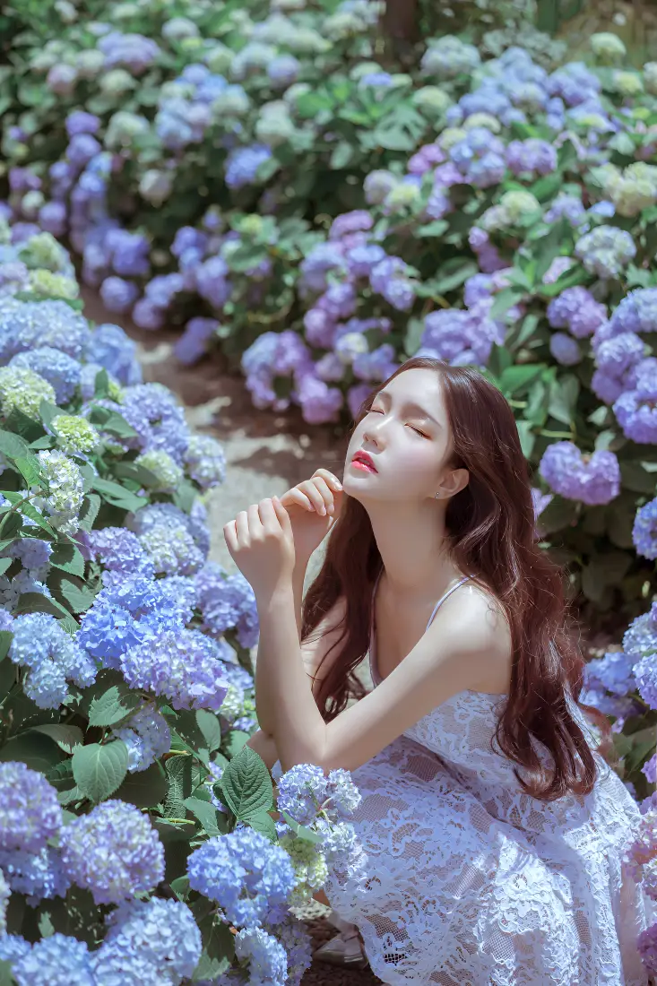 长发美少女手机壁纸｜蓝紫色绣球花海背景图片 - 清新人像「哲风壁纸」
