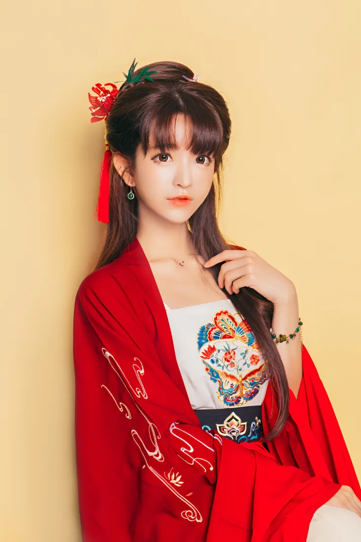红衣汉服少女手机壁纸｜暖黄纯色背景图片 - 古风美人「哲风壁纸」
