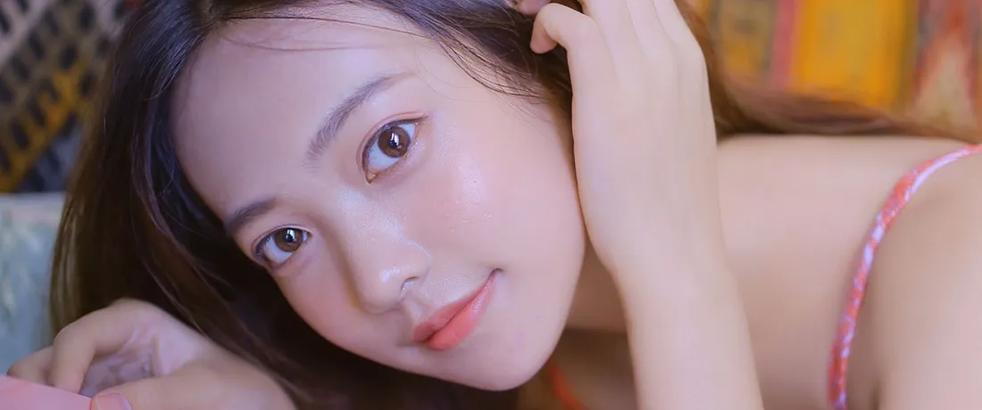 3k清纯美女壁纸｜吊带居家背景图片 - 甜美微笑「哲风壁纸」