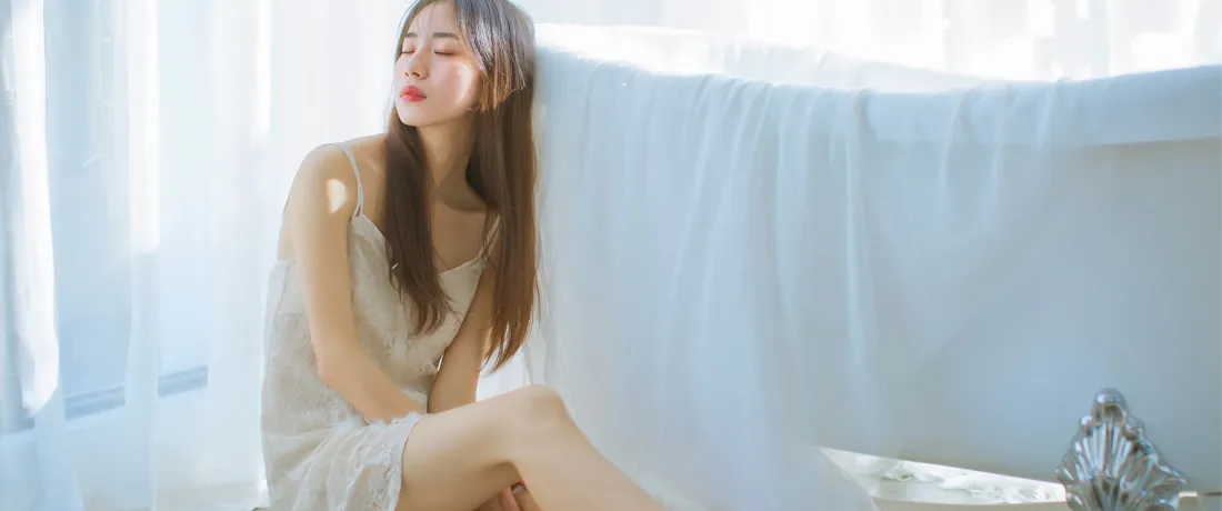 3k长发美女壁纸｜阳光室内背景图片 - 温柔氛围感人像「哲风壁纸」