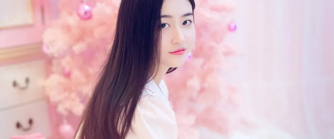 3k长发美女壁纸｜粉色背景图片 - 甜美清纯少女「哲风壁纸」
