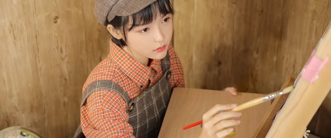 3k画画短发少女壁纸｜暖调木质画室背景图片 - 贝雷帽格纹穿搭「哲风壁纸」