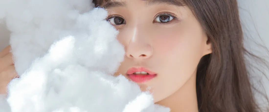 3k清纯美女壁纸｜白色背景图片 - 甜美写真「哲风壁纸」