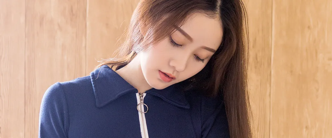 3k气质美女壁纸｜木质墙面背景图片 - 深蓝色穿搭「哲风壁纸」