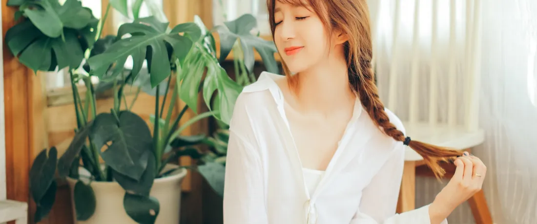 3k麻花辫美女壁纸｜居家绿植背景图片 - 温柔清新「哲风壁纸」