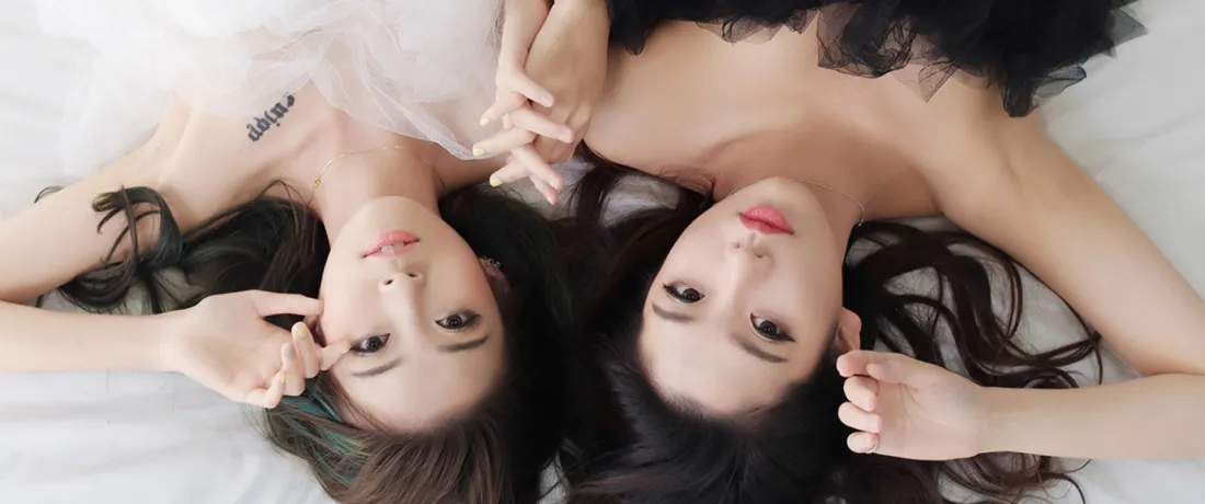 3k双人闺蜜美女壁纸｜白色纯净背景图片 - 时尚气质写真「哲风壁纸」