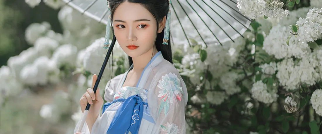 3k古风汉服美女壁纸｜绣球花背景图片 - 手持油纸伞人像「哲风壁纸」
