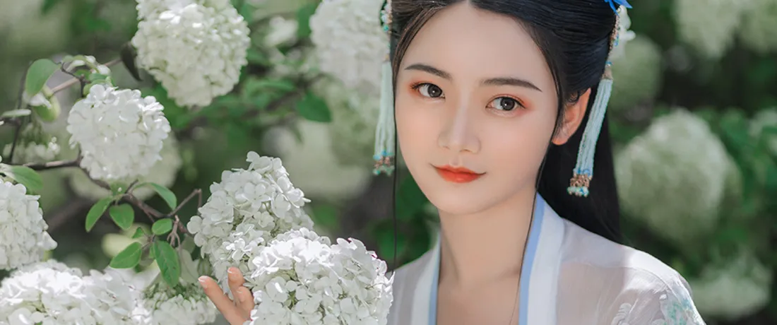 3k古风汉服美女壁纸｜绣球花户外背景图片 - 清新温婉人像「哲风壁纸」