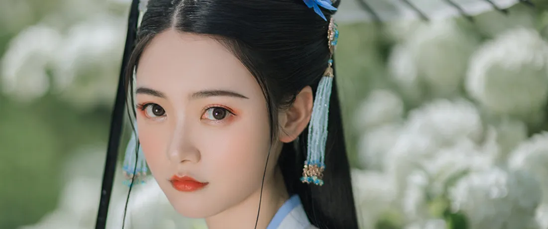3k古风汉服少女壁纸｜白花绿植背景图片 - 清冷气质美人「哲风壁纸」