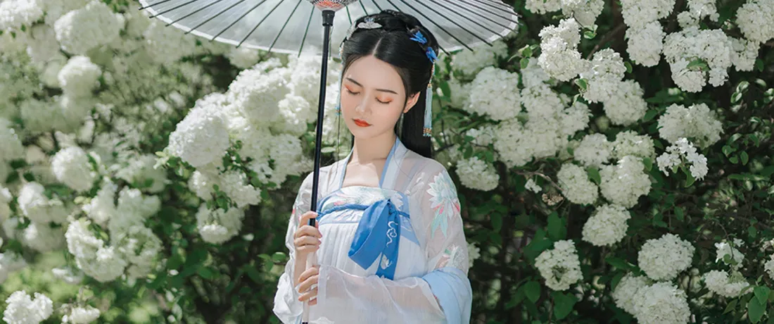 3k汉服美女壁纸｜白色绣球花背景图片 - 古风写真「哲风壁纸」