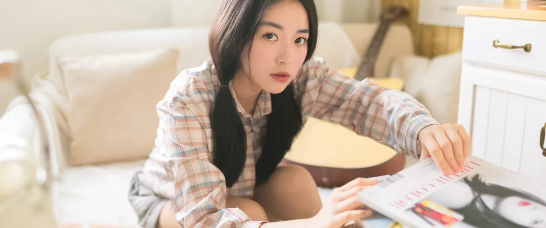 3k麻花辫女生壁纸｜居家休闲背景图片 - 温柔日常氛围感「哲风壁纸」