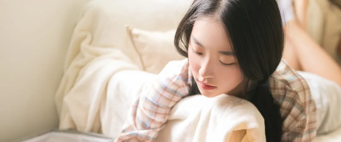 3k长发美女壁纸｜居家沙发背景图片 - 温柔慵懒写真「哲风壁纸」