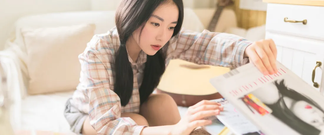 3k长发少女壁纸｜居家沙发阅读背景图片 - 休闲氛围感人像「哲风壁纸」