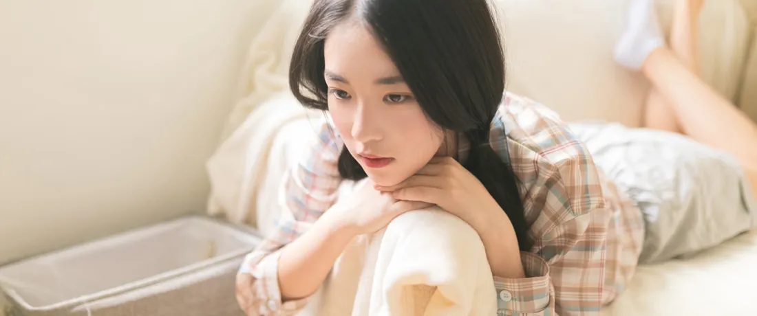 3k气质居家美女壁纸｜沙发休闲背景图片 - 温柔氛围感写真「哲风壁纸」