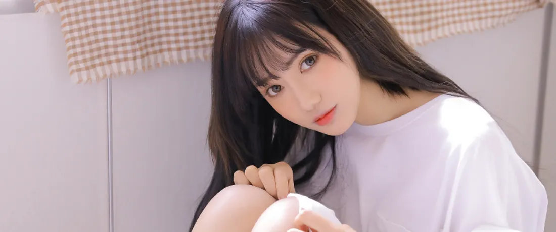 3k清纯长发美女壁纸｜居家浅色背景图片 - 温柔氛围感写真「哲风壁纸」