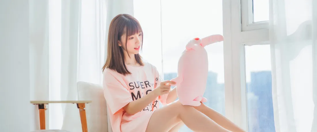 3k清纯女生壁纸｜窗边休闲居家背景图片 - 粉嫩少女写真「哲风壁纸」