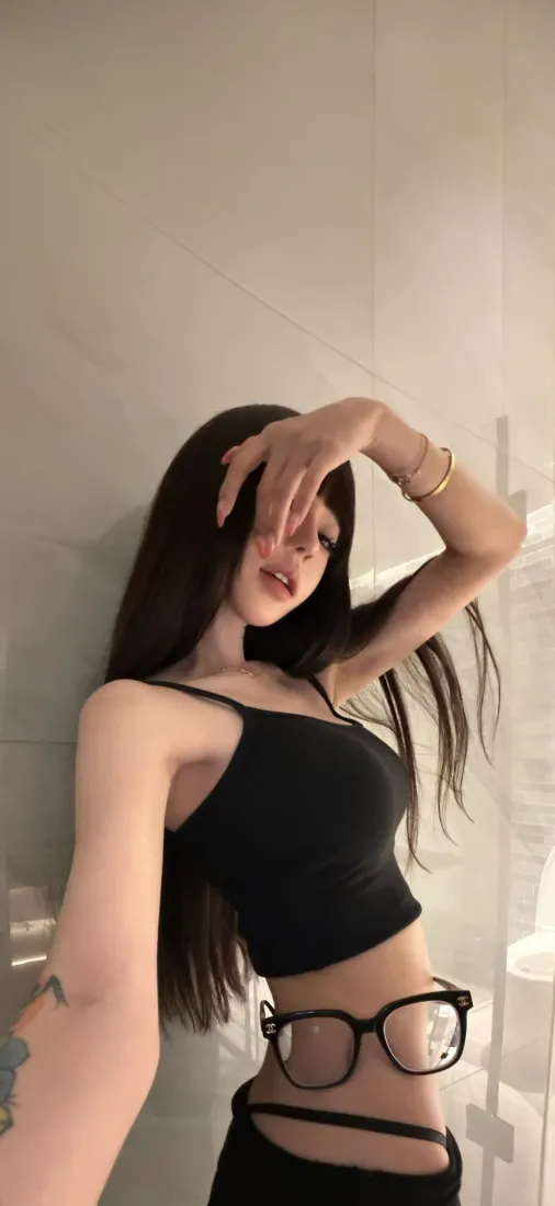 炫酷女孩手机壁纸｜简约室内背景图片 - 时尚穿搭「哲风壁纸」