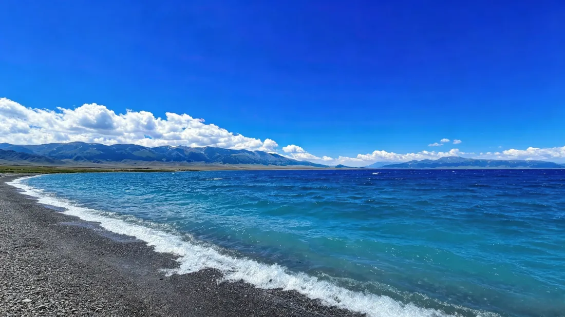 3k绝美湖岸风光壁纸｜湛蓝海水背景图片 - 远山沙滩晴空「哲风壁纸」