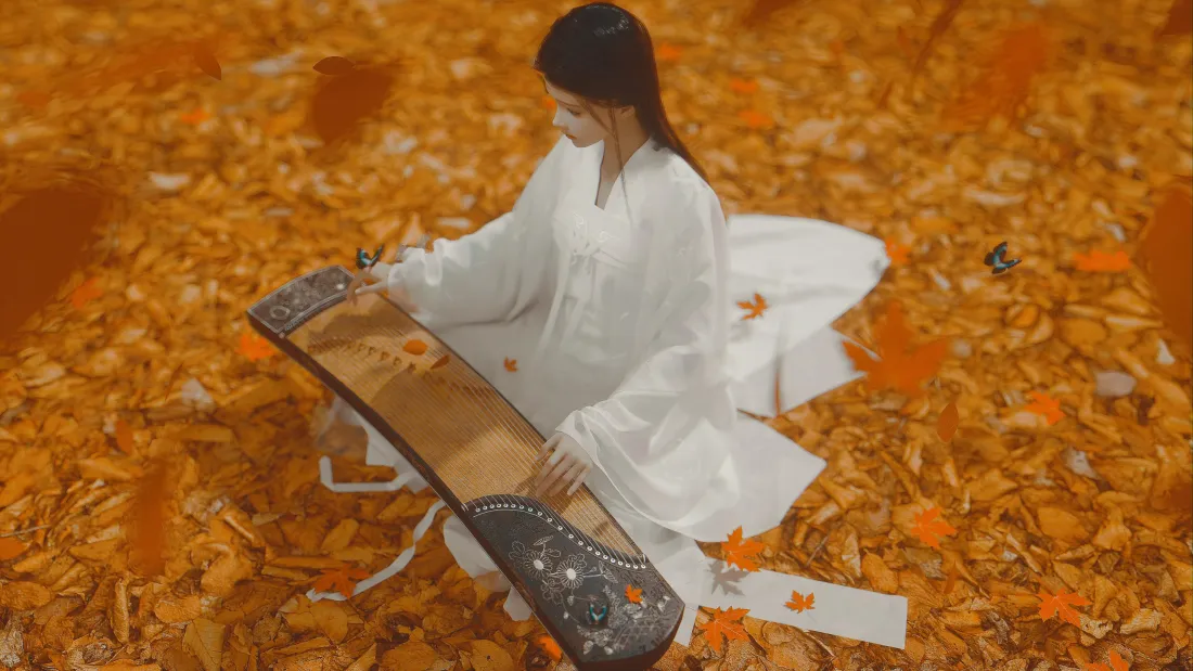 4k古风白衣美女壁纸｜秋日金黄落叶背景图片 - 抚琴氛围感「哲风壁纸」