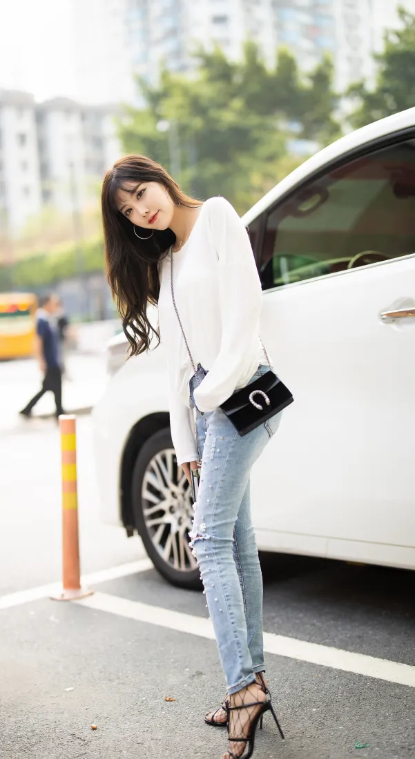 长腿美女手机壁纸｜街头汽车背景图片 - 时尚性感穿搭「哲风壁纸」