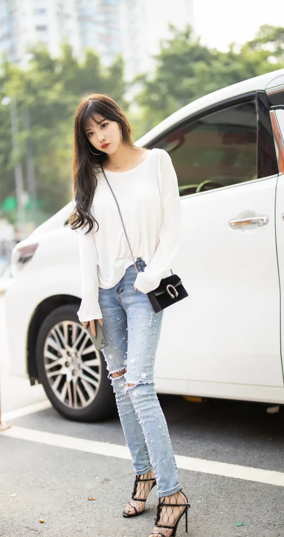 性感美女手机壁纸｜街头汽车背景图片 - 时尚穿搭大长腿「哲风壁纸」