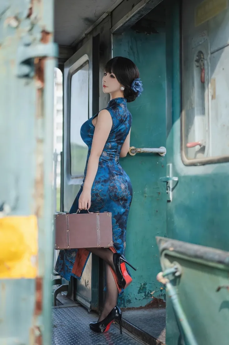 旗袍美女手机壁纸｜绿皮火车背景图片 - 复古风人像写真「哲风壁纸」