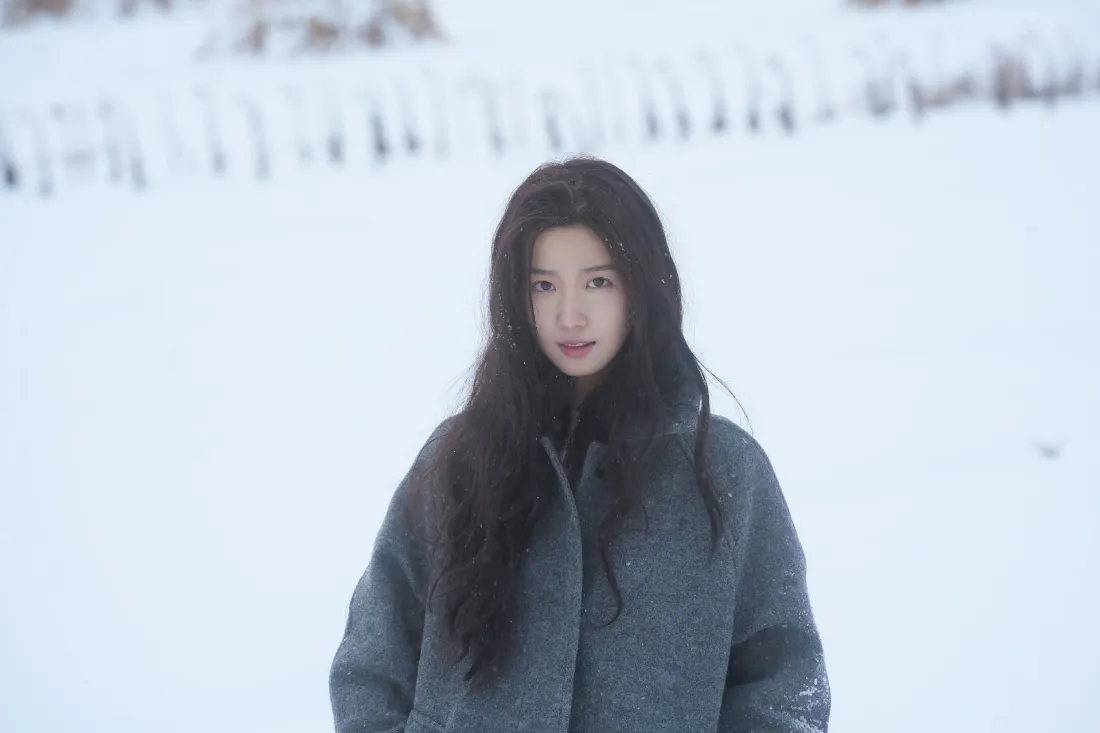 2k卢昱晓壁纸｜冬日雪景背景图片 - 清冷氛围感少女写真「哲风壁纸」