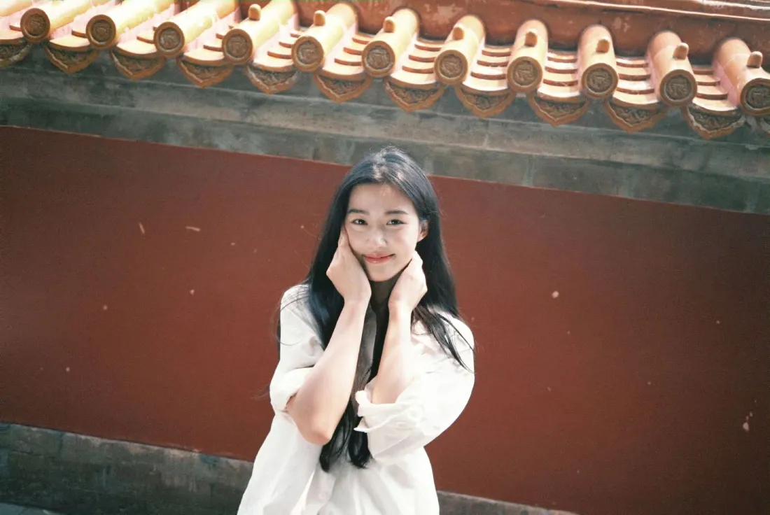 2k清纯美女壁纸｜中式红墙背景图片 - 甜美托脸写真「哲风壁纸」