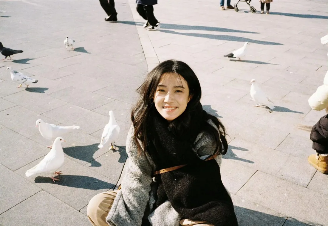 2k微笑美女壁纸｜广场白鸽背景图片 - 冬日户外写真「哲风壁纸」