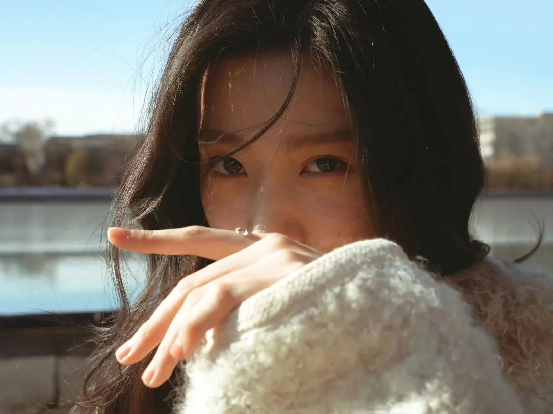 2k长发少女壁纸｜湖边晴天背景图片 - 温柔氛围感随拍「哲风壁纸」