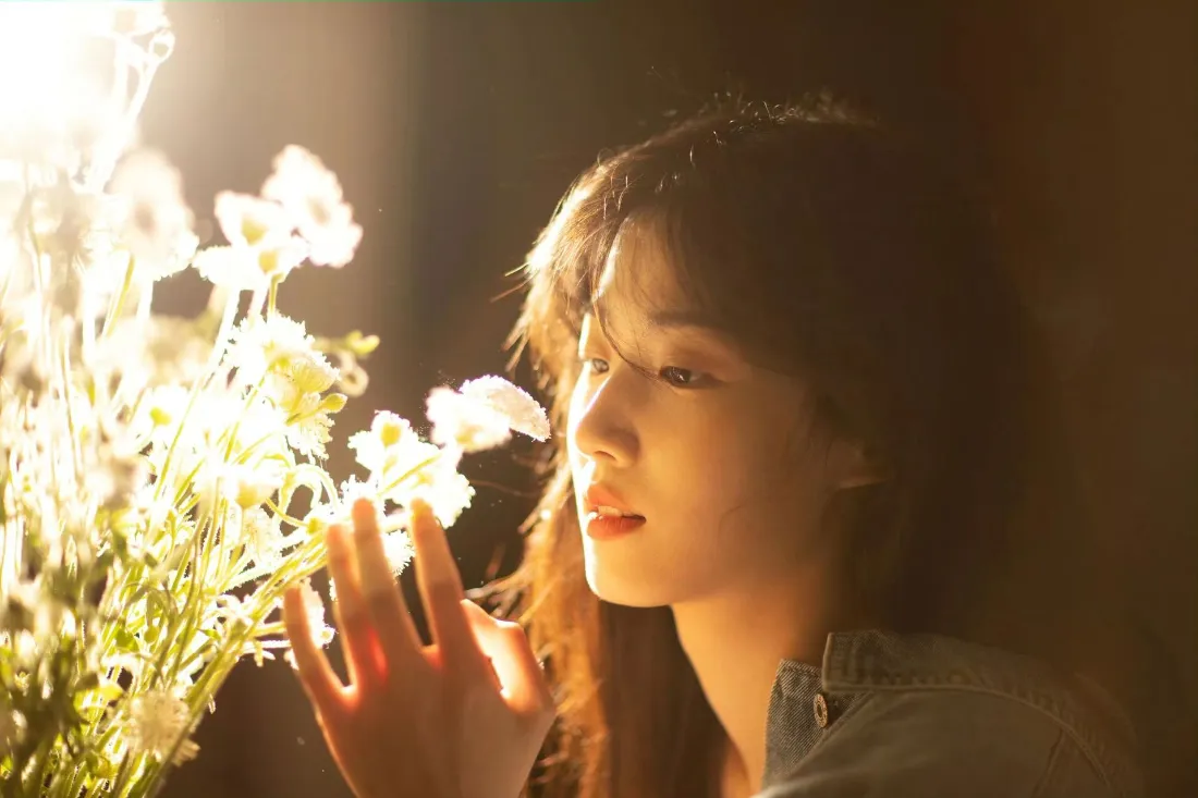 2k暖光少女壁纸｜鲜花逆光背景图片 - 氛围感侧颜「哲风壁纸」
