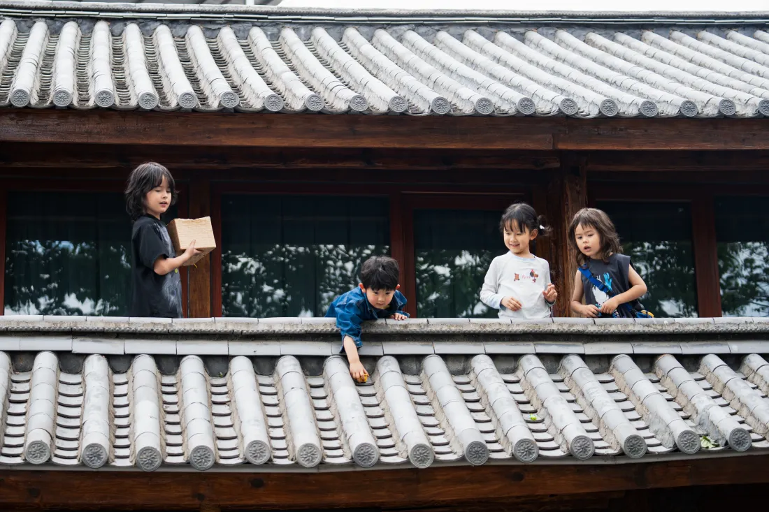 6k爸爸当家萌娃壁纸｜中式屋檐背景图片 - 童趣日常「哲风壁纸」
