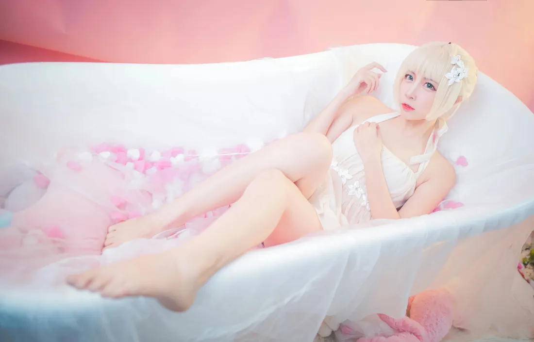 5k二佐Nisa cos saber壁纸｜白色睡衣浴缸背景图片 - Fate系列写真「哲风壁纸」