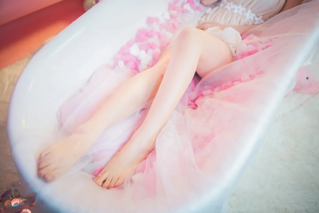 6kSaber壁纸｜cosplay背景图片 - 二佐Nisa白色吊带睡衣「哲风壁纸」