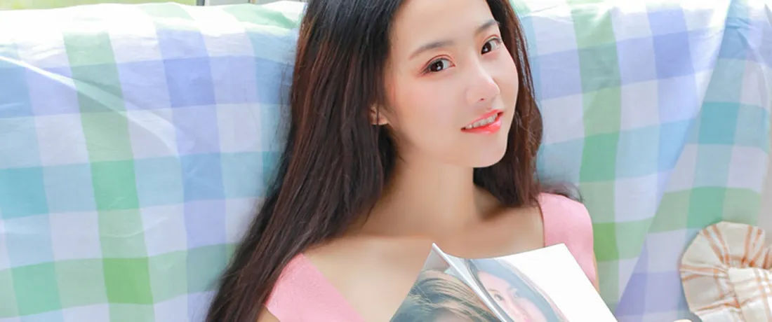 3k甜美长发美女壁纸｜蓝绿格子背景图片 - 清新居家人像「哲风壁纸」