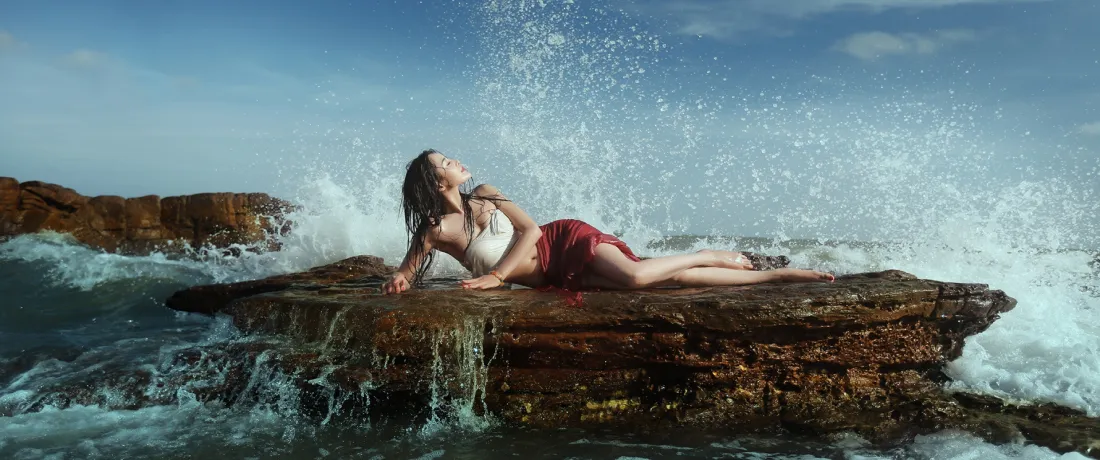 3k海边美女壁纸｜礁石海浪背景图片 - 夏日户外写真「哲风壁纸」