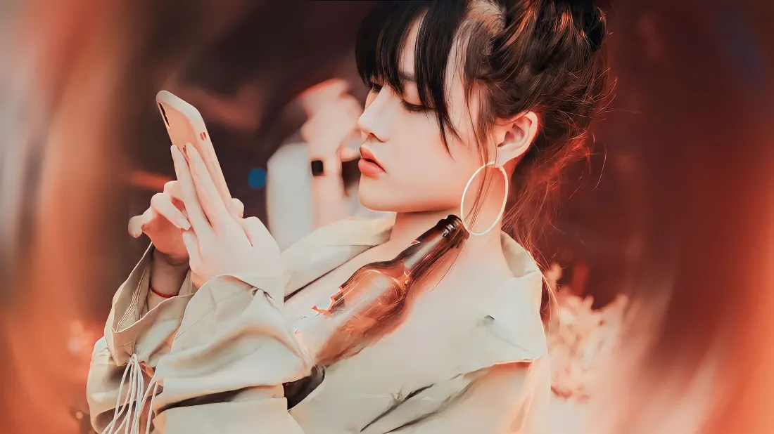 5k高马尾美女壁纸｜暖橙舞台背景图片 - 手持手机自拍「哲风壁纸」