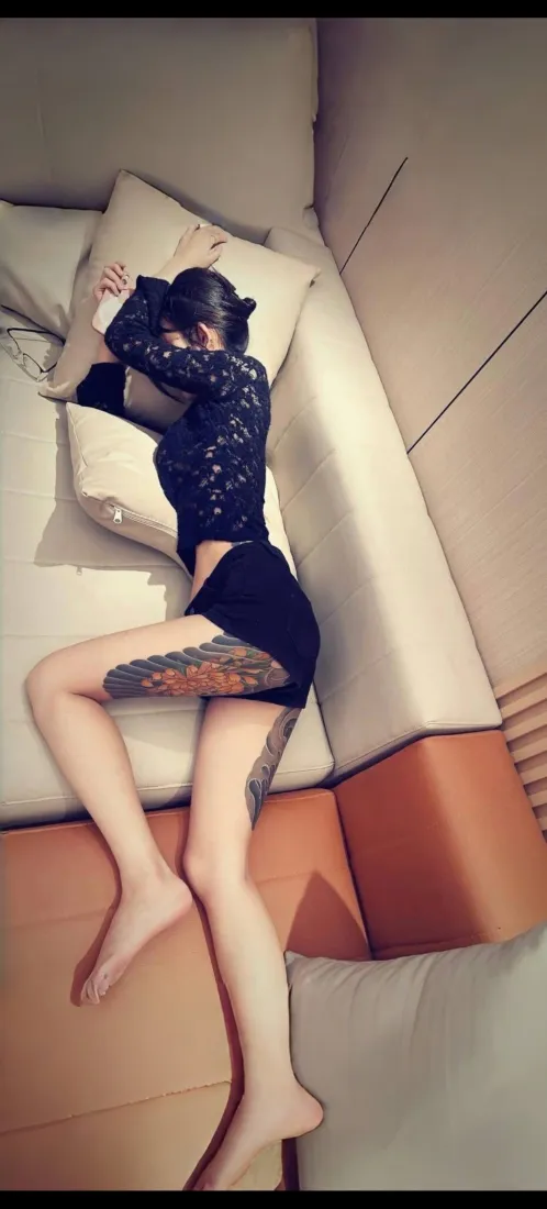 性感美女手机壁纸｜居家沙发背景图片 - 大长腿纹身少女「哲风壁纸」